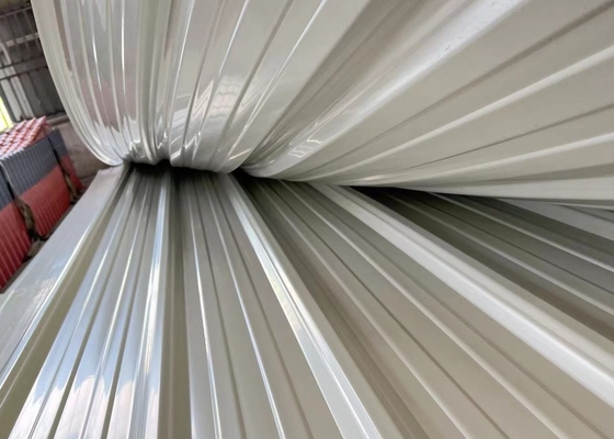 Η άσπρη στέγη PVC πλάτους 1130mm κεραμώνει το πράσινο ζαρωμένο περιβάλλον φύλλο υλικού κατασκευής σκεπής
